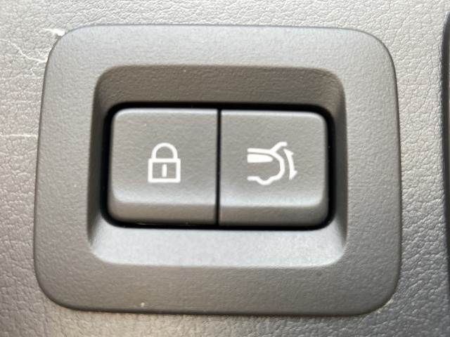 【電動リアゲート】ボタンひとつで大きなゲートも簡単に開閉可能です。背の高いSUVならではの装備は嬉しいですね。