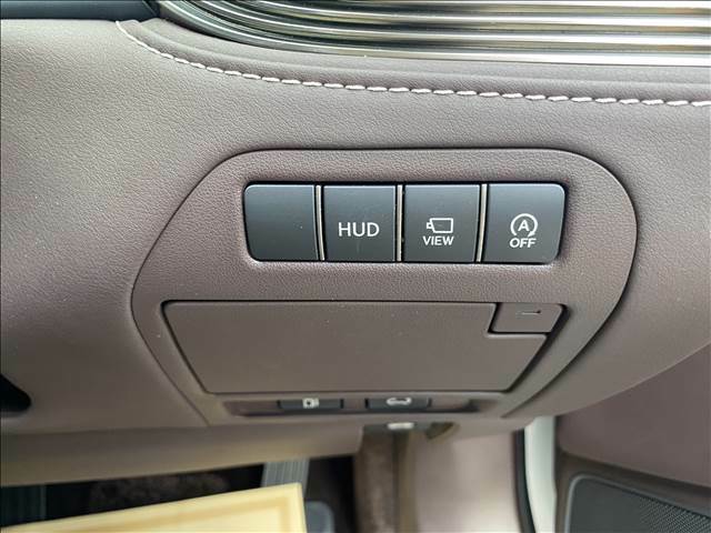 ★HUD★ヘッドアップディスプレイとは、フロントウィンドウにメーターやシフト位置が映し出される表示方法で、運転中に目線を落とすことなくディスプレイを見れるので視線移動の軽減にもなります