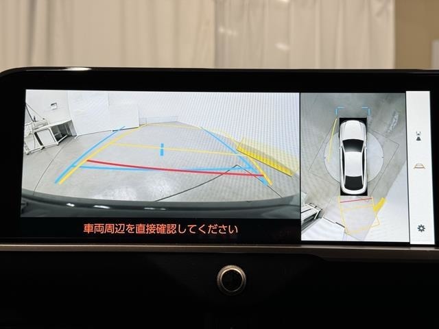 パノラミックビューモニターシステムが付いているので車の上から見た映像が確認できますよ。　一目で車両周辺の情報を確認できますが、直接安全をご確認下さい。