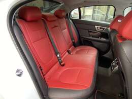 後席も綺麗です。ご納車時にはルームクリーニングを施工してご納車致します。