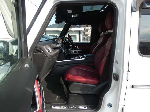 AMGライン専用エクステリア　AMG20インチアルミホイール　アダプティブダンピングシステム　ベンガルレッド/ブラックツートンステアリング　ボディ同色スペアタイヤカバー　ガラススライディングルーフ