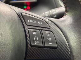 【クルーズコントロール】高速道路もラクラク走行。アクセルを離しても一定速度で走行ができ、長距離運転時の負担を軽減！加速・減速も簡単なスイッチ操作で調整できます。