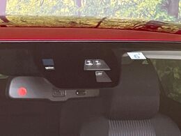 【i-ACTIVESENSE】走行中に前方の車両等を認識し、衝突しそうな時は警報とブレーキで衝突回避と被害軽減をアシスト。より安全にドライブをお楽しみいただけます。