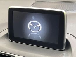 【マツダコネクトナビ】車内の雰囲気にマッチした一体型タイプのナビ。各種車輌設定やBluetooth再生等、様々な機能が楽しめます。直感的なダイヤル操作が可能で、使い勝手も良好です。