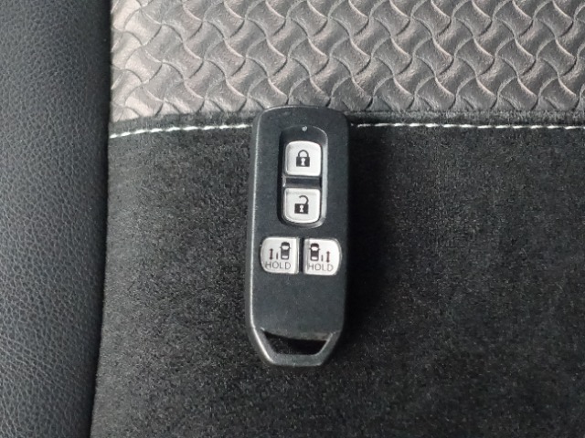 ☆スマートキー☆　かばんやポケットに携帯するだけで、ドアの開け閉め・エンジンの始動が可能です。荷物が多くて手がふさがっている時などとても便利です。