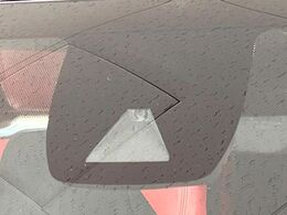 【トヨタセーフティセンス】走行中に前方の車両等を認識し、衝突しそうな時は警報とブレーキで衝突回避と被害軽減をアシスト。より安全にドライブをお楽しみいただけます。