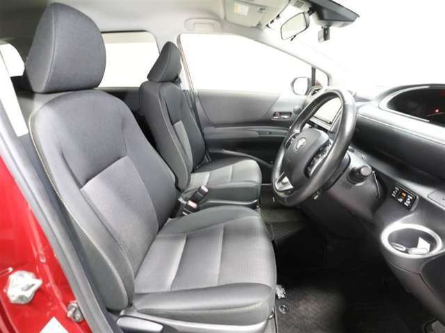 ゆったり室内で運転もしやすいです♪使い勝手の良い配置も考えられています！！