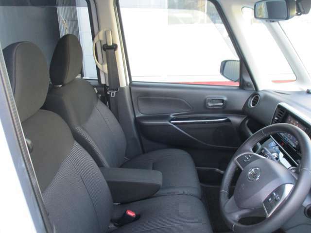 高い位置に配置されたフロントシートは、視界が良く、堅めのシートと相まって、長距離ドライブ時の疲労を大幅に軽減致します♪