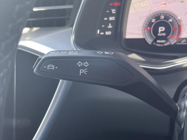 【Audiレーンアシスト】従来の追従クルーズコントロールの機能に加え、レーンをキープし、逸脱しそうな場合は自動的にステアリングを修正します。