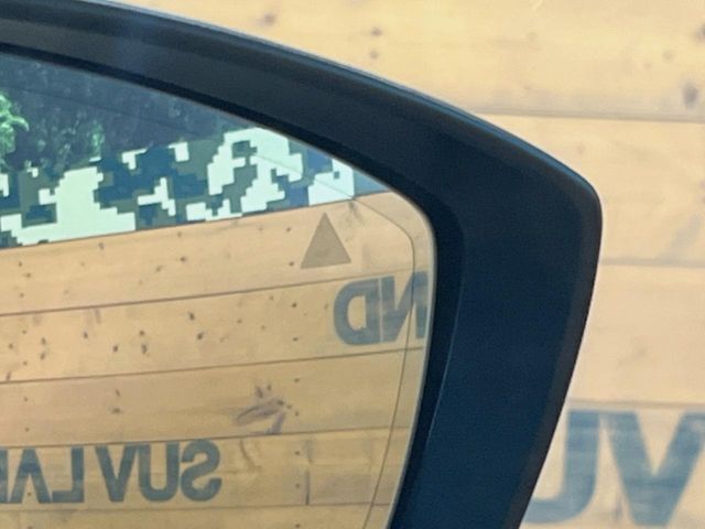 【ブラインドスポットモニタリング】走行中、ドアミラーの死角になりやすい箇所に後続車が接近するとサイドミラー付近に警告を表示、ドライバーに注意喚起をしてくれます。