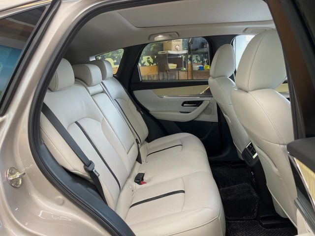 後部座席も気になるようなキズ・汚れやへたり等、大きなダメージはなく、良好な状態です。