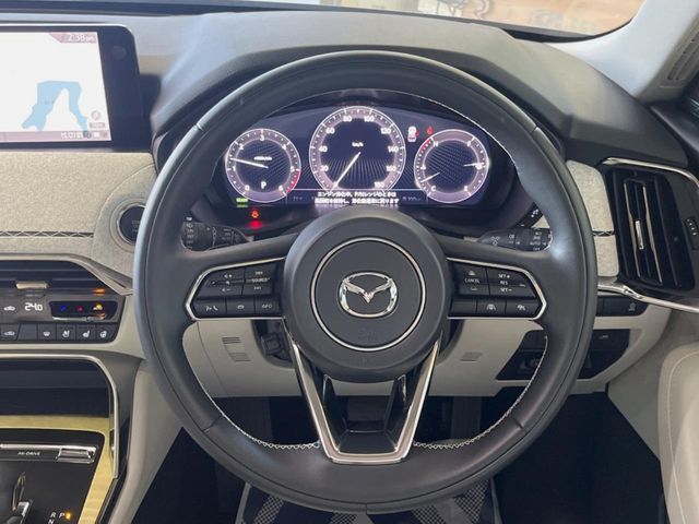 【ステアリングヒーター】冬場に冷たくなりやすい革巻きステアリングを、スイッチ一つで素早く適温に！エアコンよりも早く温まってくれるので、寒い日の運転も快適になりますね♪