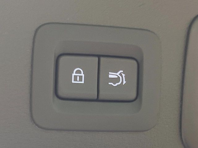 【パワーバックドア】スマートキーや運転席のボタンを押すだけでリアゲートが自動で開閉します！荷物を持っている時や、高い位置にあるバックドアを閉める際に便利な機能です♪