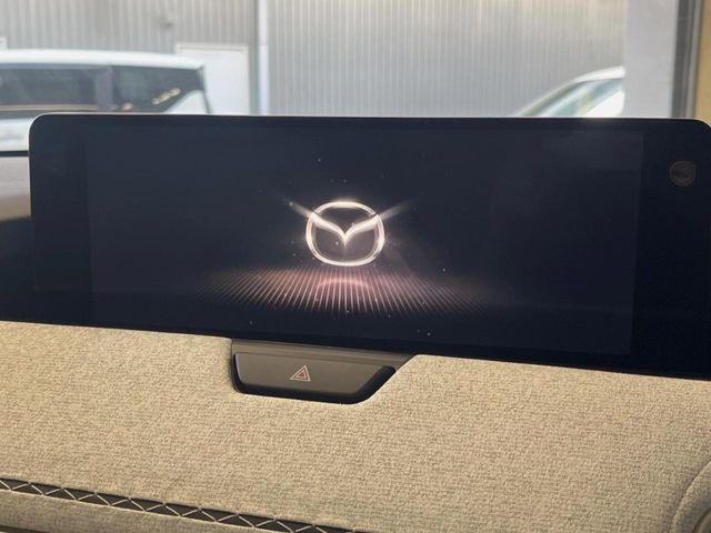 【12.3インチマツダコネクト】車内の雰囲気にマッチした大型ディスプレイ。スマホ接続でのナビ使用やBluetooth再生等、様々な機能が楽しめます。直感的なダイヤル操作が可能で、使い勝手も良好です。