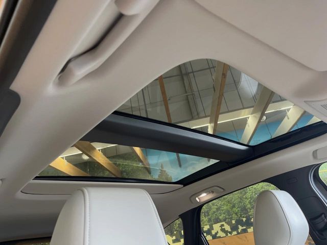 【大型サンルーフ】車内の解放感が一気に上がる大型のパノラマルーフ！季節を問わず開放的で快適なドライブをお楽しみいただけます。流通量も少なく希少価値の高い人気の装備です♪