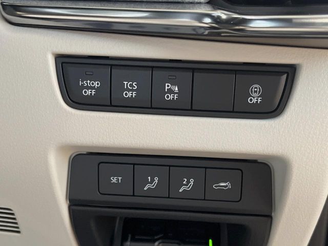 【メモリー機能付きパワーシート】ドライバーごとに設定したシート位置を記憶して、ボタン一つで切り替えできる便利な機能！運転する方が複数名いらっしゃるご家庭におすすめです♪