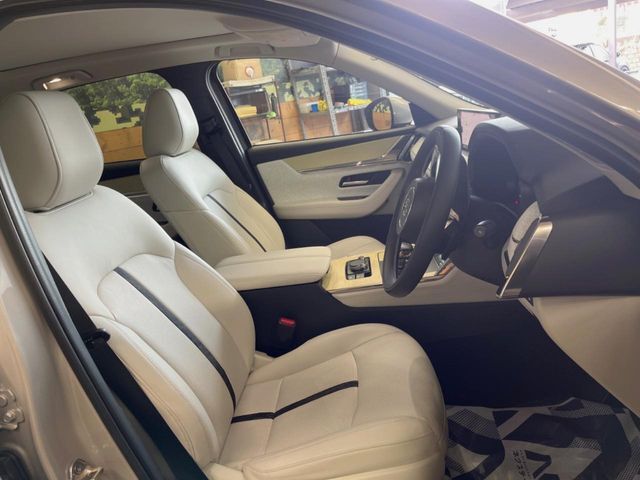 【本革シート】上質な本革を使用し、高級感あふれる本革シート。常に体に触れる部分だから、座り心地の良さにはこだわりたいですね♪汚れの付着や劣化を抑制する内装コーティング施工もおススメですよ♪