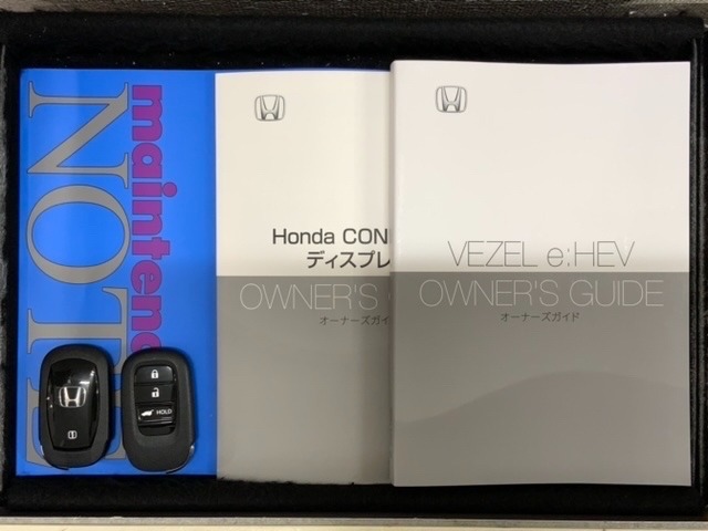 スマートキーは鍵をバッグに入れたままでもドアロックの開閉やエンジンのON・OFFができます。夜間や雨の日も鍵を探さなくて良いので便利です。
