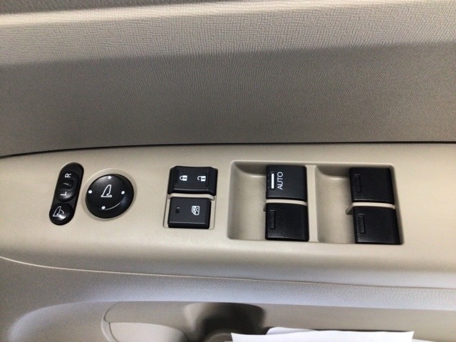 運転席のスイッチで全てのウィンドウの開閉操作を行うことができます。ロックボタンをONにしておくと、運転席以外のウィンドウは作動しないのでお子様を乗せているときなども安心ですね♪