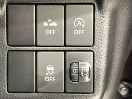 【アイドリングストップ】赤信号や渋滞で停車した際にエンジンを停止し、無駄な燃料の消費を抑えます。燃費向上や環境保護につなげる機能♪エンジンはブレーキを離せば再始動します。