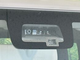 【スズキ　セーフティサポート】走行中に前方の車両等を認識し、衝突しそうな時は警報とブレーキで衝突回避と被害軽減をアシスト。より安全にドライブをお楽しみいただけます。