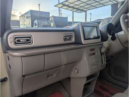 木目調のダッシュボードと、そこに用意された引き出し式の収納。利便性に加え、すっきりとしたインパネまわりのデザインに