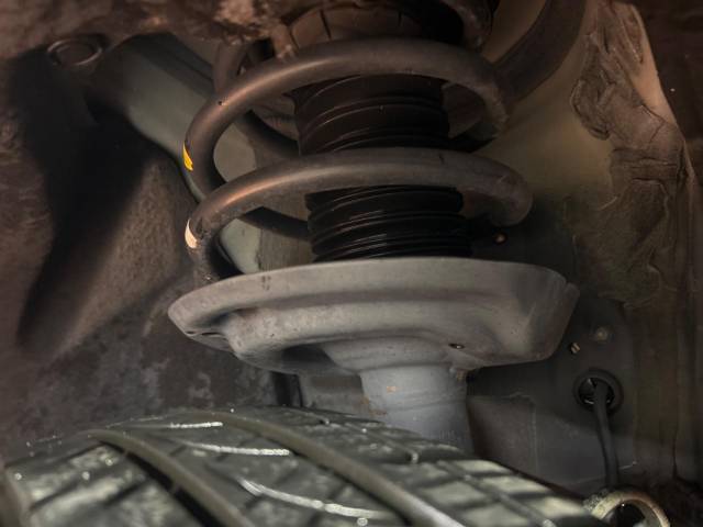 お車を安心してお乗りいただく為には、足回りの定期点検が欠かせません。サービスサポート（有償保証）では無料点検もご提供しており、安心のカーライフをお過ごしいただけるサポート体制が整っています。