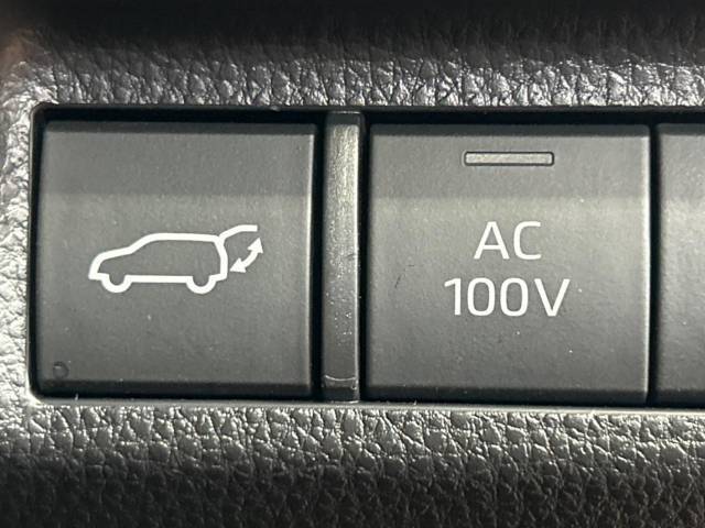 【パワーバックドア】スマートキーや運転席のボタンを押すだけでリアゲートが自動で開閉します！荷物を持っている時や、高い位置にあるバックドアを閉める際に便利な機能です♪