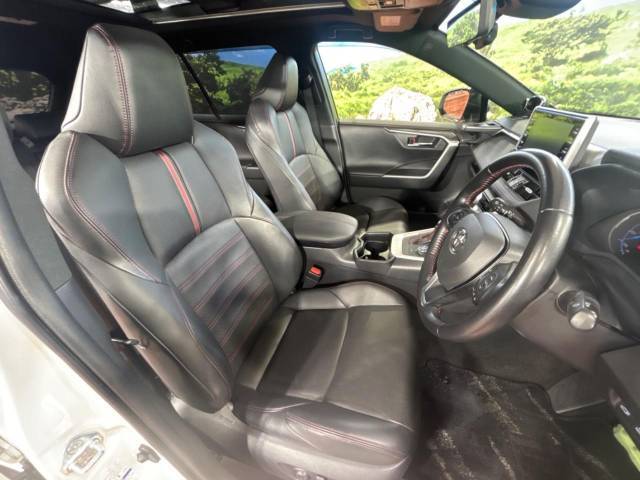 運転席シート廻りは使用感も少なく、良好な状態となっています。丁寧に使われていたことがよくわかりますね。