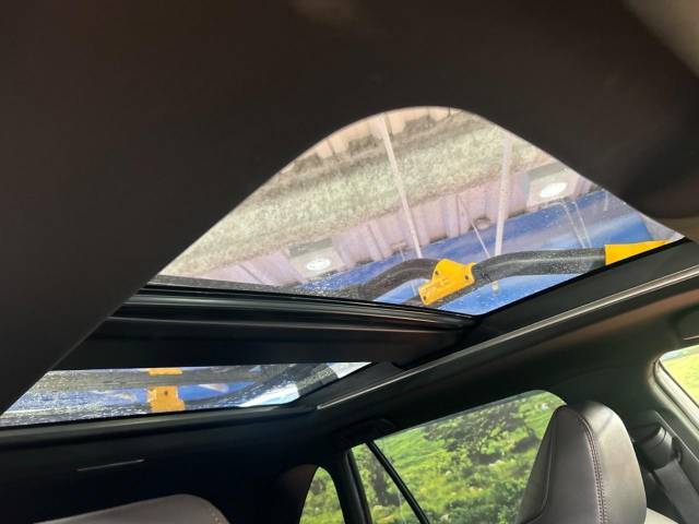【サンルーフ】開放感たっぷりの希少装備、サンルーフが装着されています！車内に明かりを取り入れたり景色を楽しむ以外にも、車内の空気も簡単に換気できて快適です！