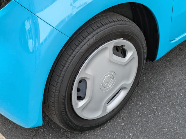【当店のこだわり】入庫後のお車は選任スタッフによる細部清掃を実施しております。足回り、エンジンルーム、室内、室外を隅々まで綺麗にしております。展示車はピカピカです。全国配送も可能ですのでご相談下さい！