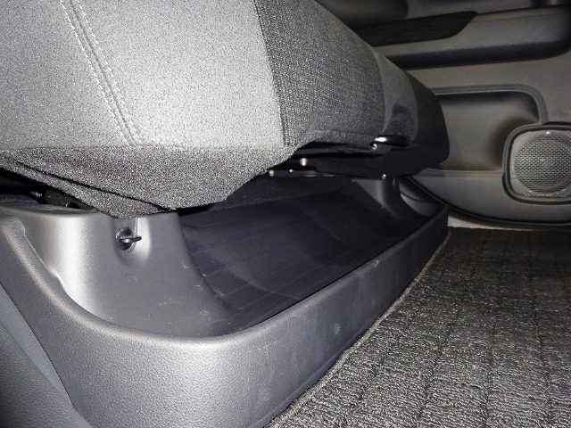 後席の足元には濡れた傘や汚れてしまった靴などを収納できるトレーがあります。