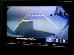 バックも安心のリアカメラ付いています。リアカメラがあると、いつでも安全にバックできますね。死角も減ります。3ビュー切り替え、ガイド線表示なので便利です。