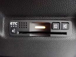 デザインスッキリのビルトイン『ETC』！高速道路の特典はもちろん、キャッシュレスなので料金所では徐行するだけで通過可能です！