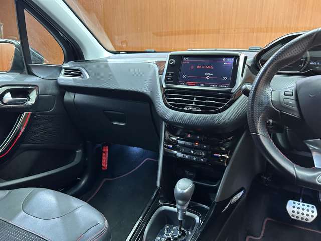 輸入車ディーラー採用のドライブレコーダーも選べます。万が一の事故の際のお守りとしていかがでしょうか？その他様々なオプションをご用意しております。