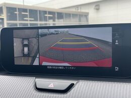 【360°ビューモニター】専用のカメラにより、上から見下ろしたような視点で360度クルマの周囲を確認することができます☆死角部分も確認しやすく、狭い場所での切り返しや駐車もスムーズに行えます。