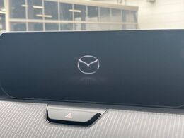 【10.25インチマツダコネクト】車内の雰囲気にマッチした大型ディスプレイ。スマホ接続でのナビ使用やBluetooth再生等、様々な機能が楽しめます。直感的なダイヤル操作が可能で、使い勝手も良好です。