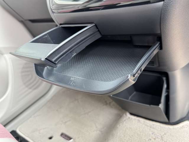 MAX3キロまで可能なトレーがエアコン操作部の下に付いてます☆★ちょっとした小物なども置いてもらえます♪