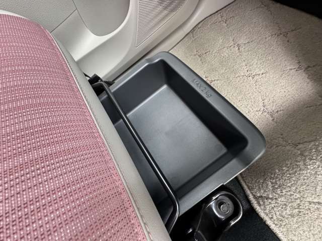MAX2キロまで可能なトレーがエアコン操作部の下に付いてます☆★ちょっとした小物なども置いてもらえます♪