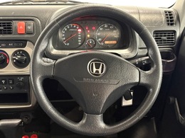 握りやすく回しやすいステアリングは、長時間の運転でも疲れを感じさせません！