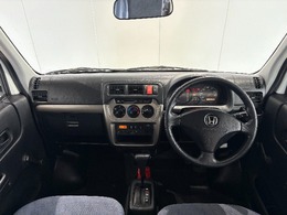 操作性に優れた運転席となります！小物入れや各ボタンの配置にこだわり、使いやすいです！座り心地もよく視認性も良好なのでロングドライブもお任せ下さい！