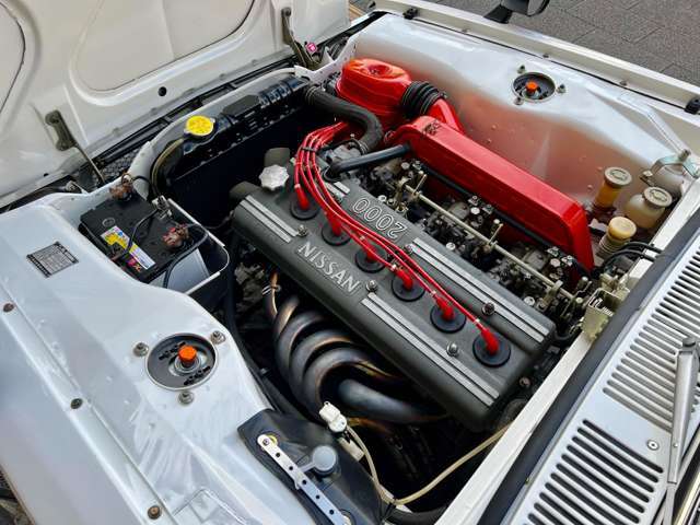 S20型エンジンのマットブラック仕上げのカムカバーには2000のロゴが際立つ！3連装された三國工業（現ミクニ）製のソレックス・ツインチョークキャブレターには赤く塗られたエアクリーナーが付きカッコイイ！
