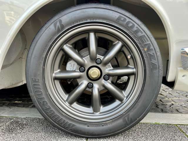 F195/55R15・R225/50R15のBS製ポテンザを装着◎21年製造で山も十分！ホイールは旧車お約束の8本スポークのRSワタナベを装着し4本ともに目立つキズも無く綺麗！「有鉛ガソリン」仕様◎