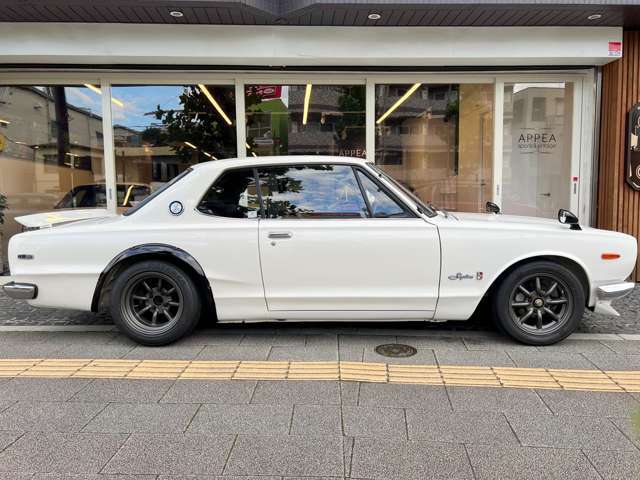 初期型スカイラインとなるC10型を皮切りに4年間の販売期間で4つの型式のモデルが投入された◎C10型はプリンス製の1.5リッター直4EG搭載に対しGC10型より日産製の2リッター直6EGへ変更された！
