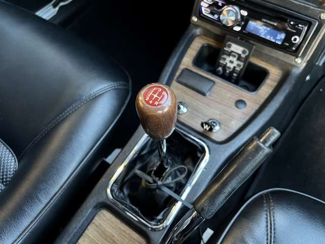 S20型はプリンスR380に積まれているGR8型を手本とした新設計のエンジン◎160ps/7000rpmを発生させトランスミッションはポルシェシンクロの5速MTを採用！シフトノブも贅沢にウッドを採用！