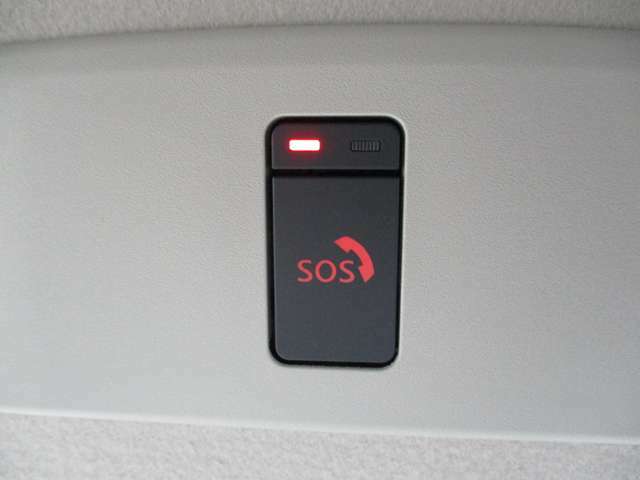急病時や危険を感じた時、SOSコールスイッチを押すと専門のオペレータに繋がって、警察や消防への連携をサポートしてくれます。また、万が一の事故発生時には、エアバッグ展開と連動して自動通報します。