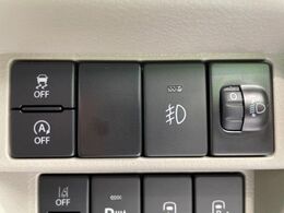 【アイドリングストップ】赤信号や渋滞で停車した際にエンジンを停止し、無駄な燃料の消費を抑えます。燃費向上や環境保護につなげる機能♪エンジンはブレーキを離せば再始動します。