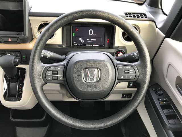 ハンドル周りです！ボタンの配置やメーターのイメージなどご覧ください♪♪