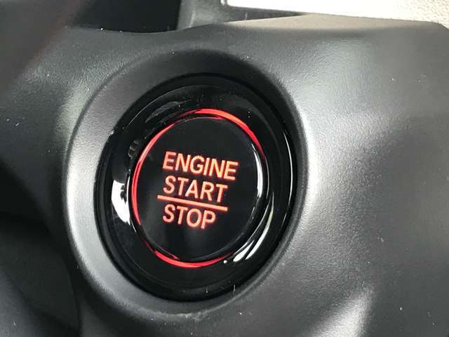 プッシュボタンスタートで鍵を刺さなくても持ってるだけでエンジンも楽々かけれちゃう！！