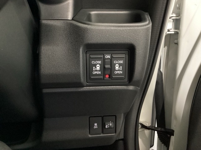 便利な電動スライドドア、横滑りを防ぐVSAなどのスイッチは、運転席の右側、手の届きやすい位置にあります。